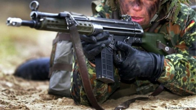 Η Γερμανία αίρει τους περιορισμούς των εξαγωγών όπλων στο Ισραήλ