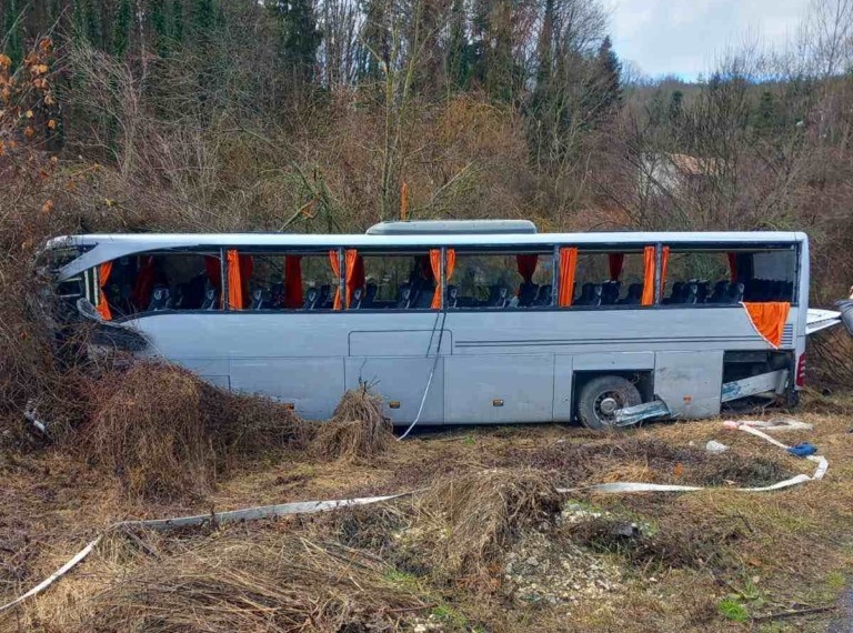 Τουριστικό λεωφορείο με Έλληνες συγκρούστηκε με νταλίκα στη Βουλγαρία – 10 τραυματίες (upd)