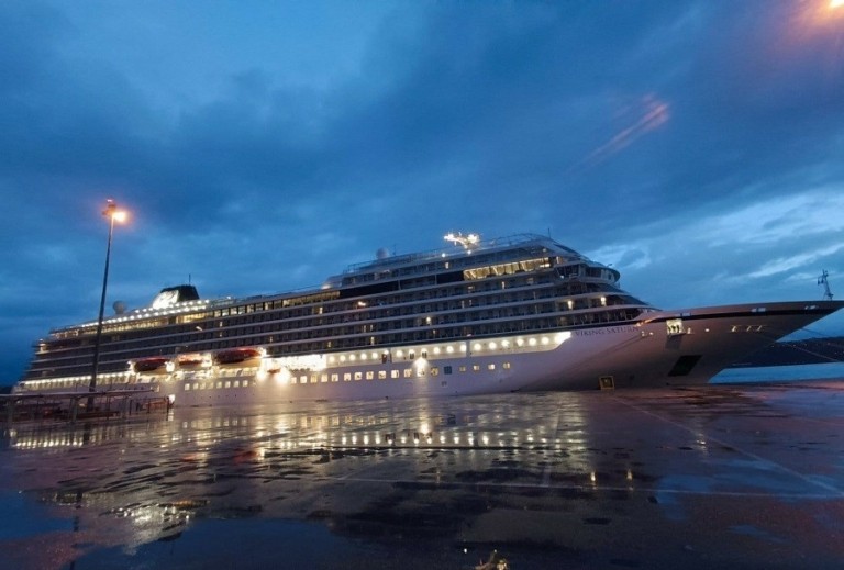 Στο λιμάνι της Σούδας εκτάκτως το κρουαζιερόπλοιο «Viking Saturn» λόγω καιρικών συνθηκών