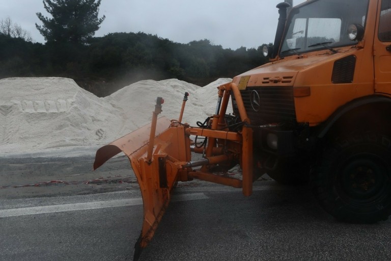 Xιόνια στη Θεσσαλονίκη: Προβλήματα στην κυκλοφορία – Πού χρειάζονται αντιολισθητικές αλυσίδες (vid) (upd)