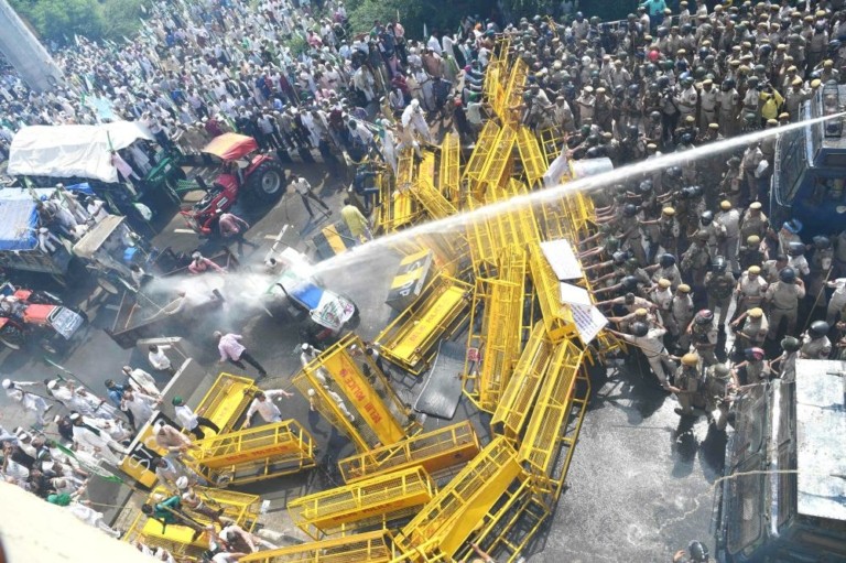 Ινδία: Με κανόνια νερού, μπλόκα και drones απωθεί τους αγρότες η κυβέρνηση Μόντι (γράφημα)