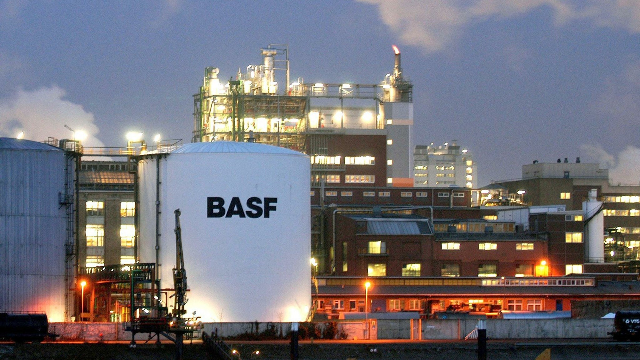 BASF: Στρέφεται στην Κίνα και μειώνει το λειτουργικό της κόστος κατά €1 δισ. στην Ευρώπη