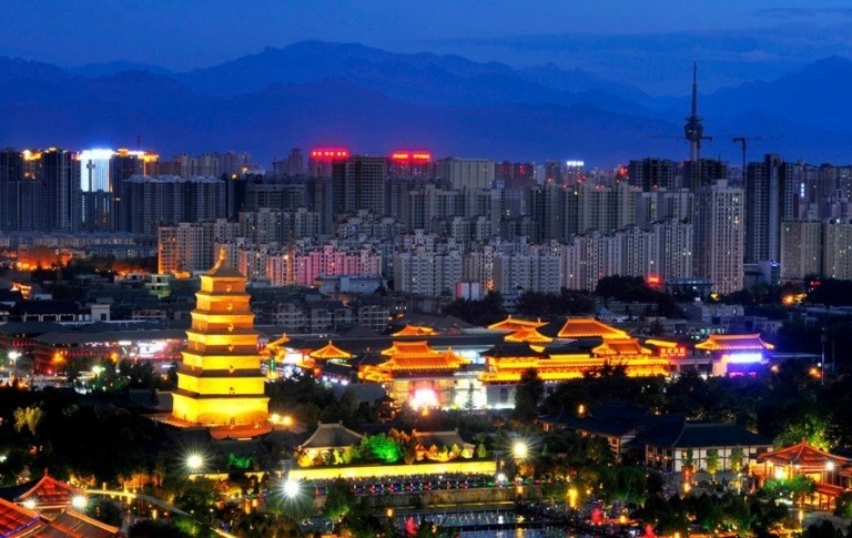 «Ντόμινο» προβλημάτων προκαλεί η κινεζική αγορά ακινήτων (γράφημα)