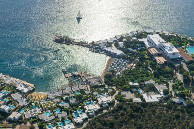 Όμιλος Μαντωνανάκη: Η Eurobank βγάζει στο σφυρί το Elounda Beach Hotel & Villas και το Elounda Bay με τιμή €181,55 εκατ. (pics + upd)