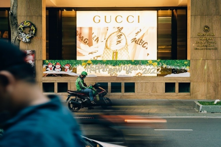 Gucci: Οι ζώνες Double G και τα slippers Princetown δεν έσωσαν τα έσοδα – Μείωση 4%