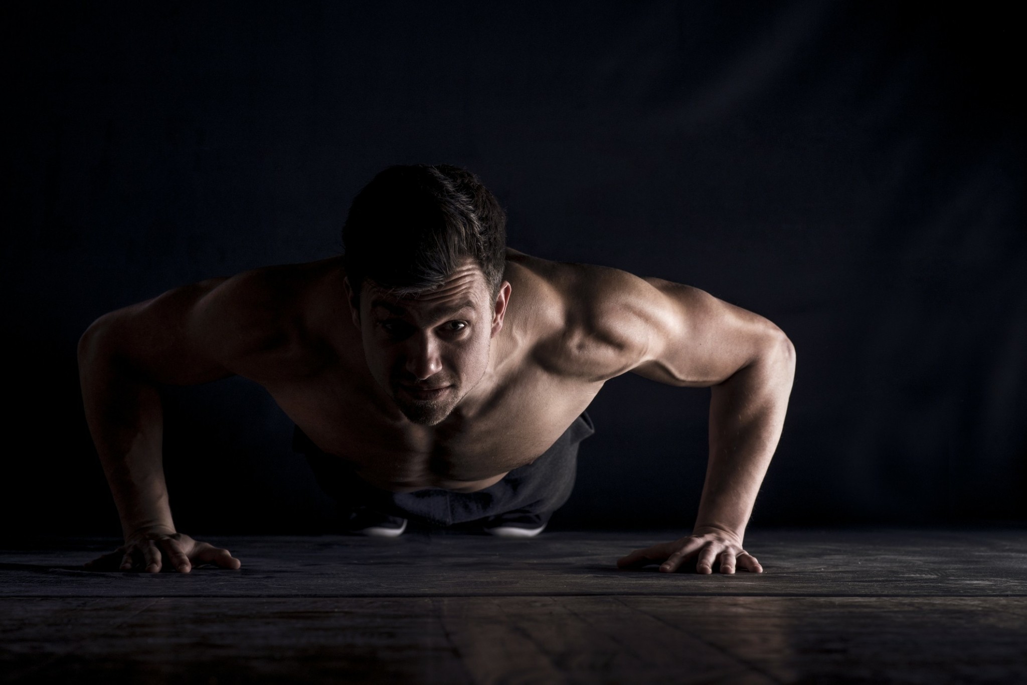 Τι συμβαίνει στο σώμα αν κάνουμε 200 push-ups την ημέρα, για 1 μήνα