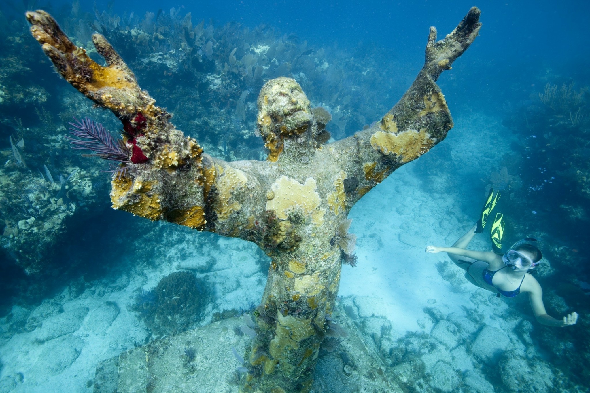 200 χιλιόμετρα πάνω από τον ωκεανό: Ο εντυπωσιακός «πλωτός» αυτοκινητόδρομος των ΗΠΑ