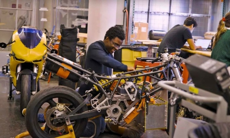 MIT: Φοιτητές κατασκευάζουν μοτοσικλέτα που θα καίει υδρογόνο (pic + vid)