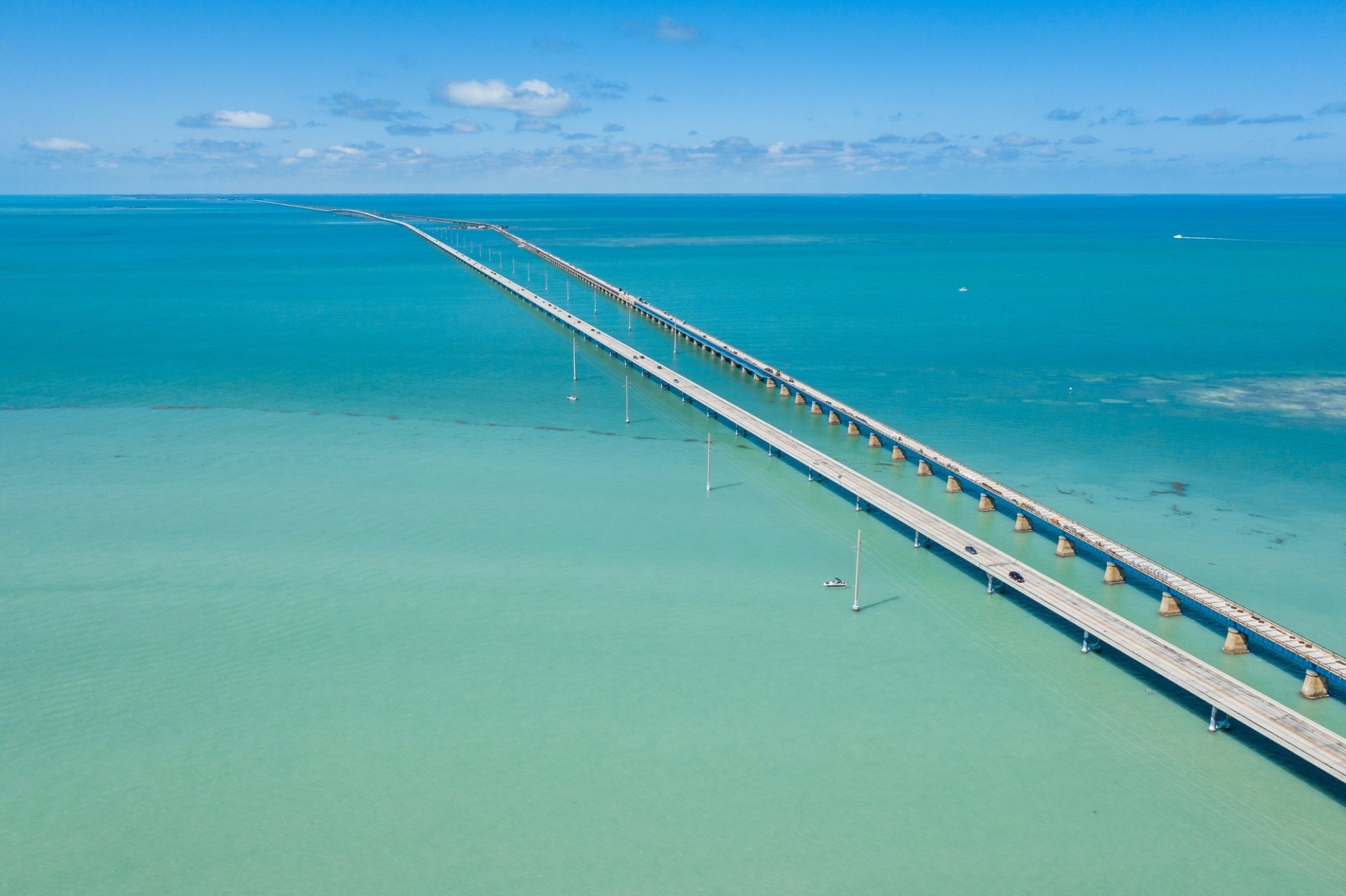 200 χιλιόμετρα πάνω από τον ωκεανό: Ο εντυπωσιακός «πλωτός» αυτοκινητόδρομος των ΗΠΑ