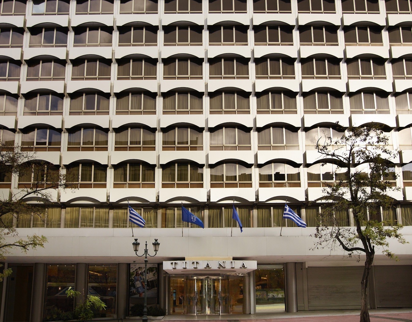 Πουλήθηκε το ξενοδοχείο ΤΙΤΑΝΙΑ – Από τη βρετανική L+R στον όμιλο Χατζηλαζάρου (pic) (upd)