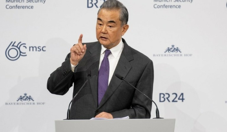 Διάσκεψη Μονάχου: Δύναμη σταθερότητας σε έναν ταραγμένο κόσμο η Κίνα – Τι ανέφερε ο Ουάνγκ Γι