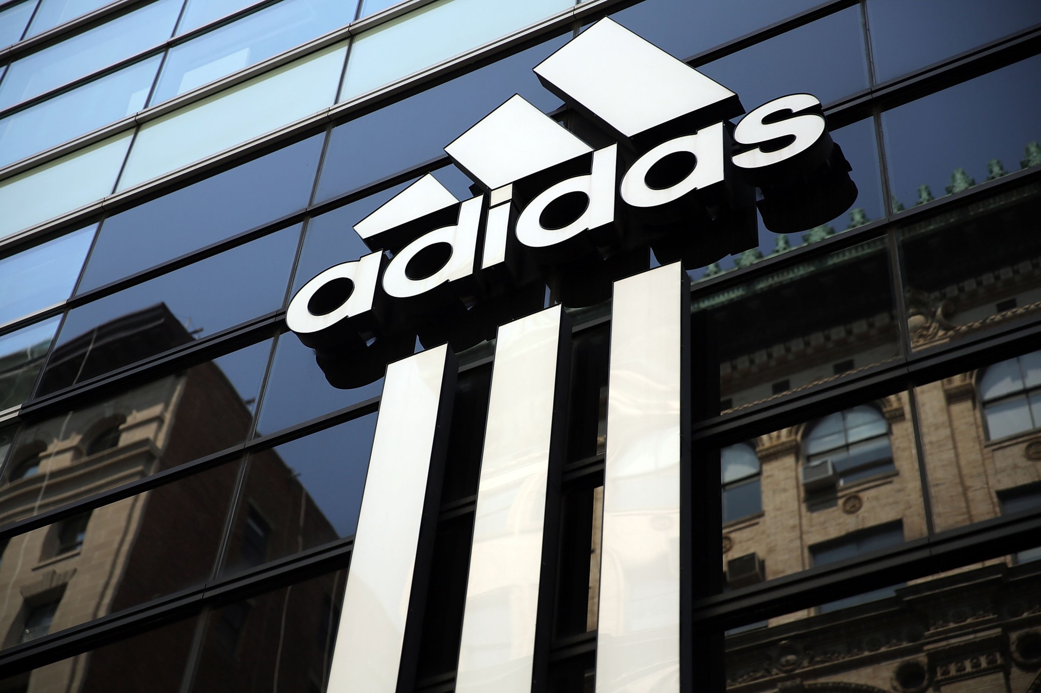 Adidas: Ισχυρή πτώση 9% στο ταμπλό της Φρανκφούρτης – Το συναλλαγματικό πλήγμα και οι αδύναμες προβλέψεις
