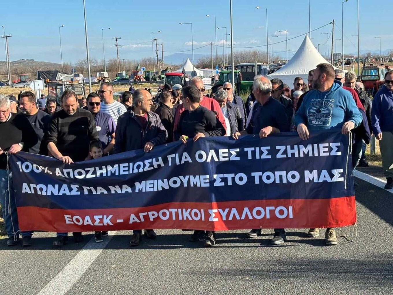 Αγροτικές κινητοποιήσεις: Τρακτέρ στον Ε-65 στην Καρδίτσα – Συμπαράσταση και από εμπόρους