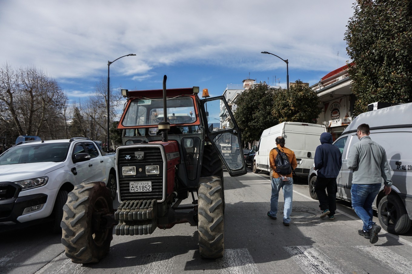 Kλιμακώνουν τις κινητοποιήσεις οι αγρότες: Συζητούν κάθοδο στην Αθήνα και αποκλεισμούς στην Εθνική (vids)