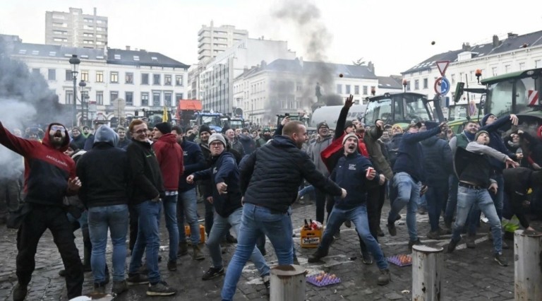 Βρυξέλλες: Υπό την »πολιορκία» των αγροτών η Σύνοδος Κορυφής (tweets + vid)