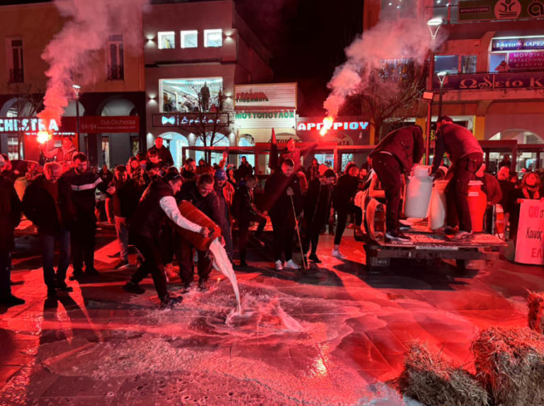 Στις κεντρικές πλατείες της Λάρισας και της Καρδίτσας διανυκτέρευσαν οι αγρότες ενόψει της συνάντησης με Μητσοτάκη (vids)