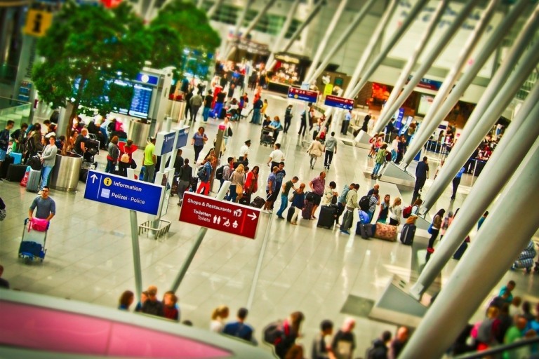Ταξίδια: Σε ποια αεροδρόμια καταργείται η απαγόρευση των 100 ml υγρών για τις χειραποσκευές
