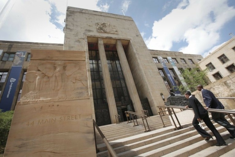 Ψαλίδι σε πάνω από 4.300 θέσεις εργασίας εξετάζει η Amplats μετά τη βουτιά στα μέταλλα