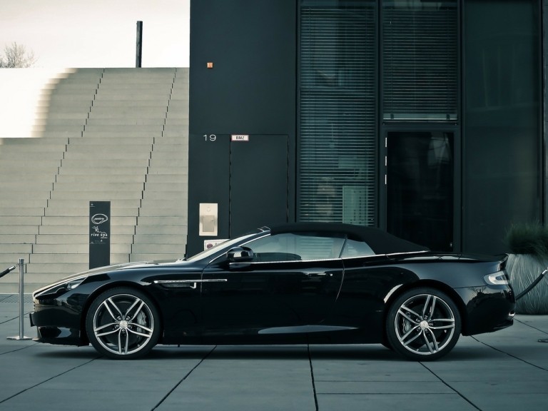 Aston Martin: Γιατί βάζει «φρένο» στο πρώτο ηλεκτρικό αυτοκίνητό της
