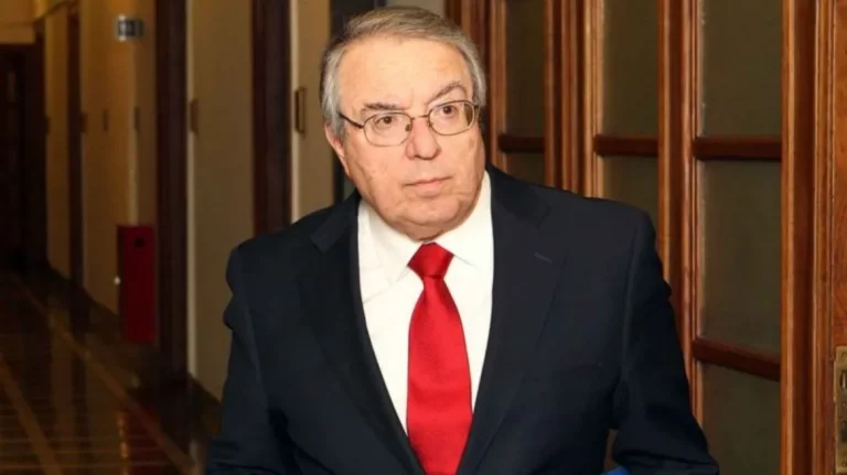 Μπαμπινιώτης: Άδικες και απάνθρωπες οι Πανελλαδικές – Πώς να γίνεται η εισαγωγή στα ΑΕΙ