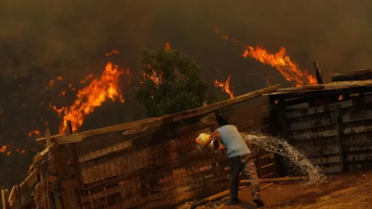 Σε κατάσταση έκτακτης ανάγκης η Χιλή: Πάνω από 60 νεκροί από τις δασικές πυρκαγιές (vids)