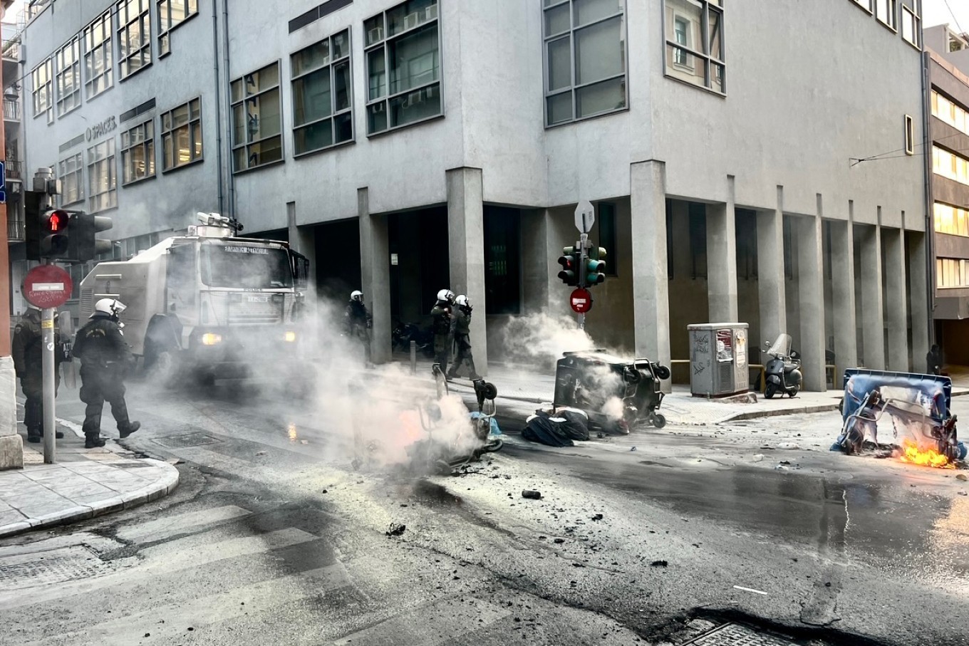 Επεισόδια από κουκουλοφόρους με μολότοφ έξω από τη Νομική (vids)