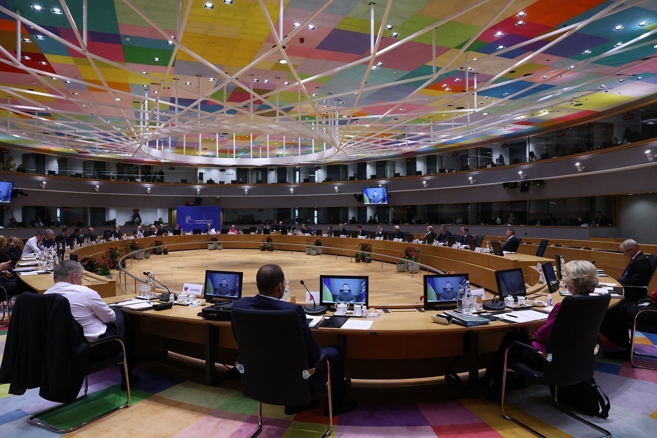 Ευρωπαϊκό Συμβούλιο: Συμφωνία – σταθμός για την αναθεώρηση του προϋπολογισμού – Δύο δισ. για το μεταναστευτικό (πίνακες)