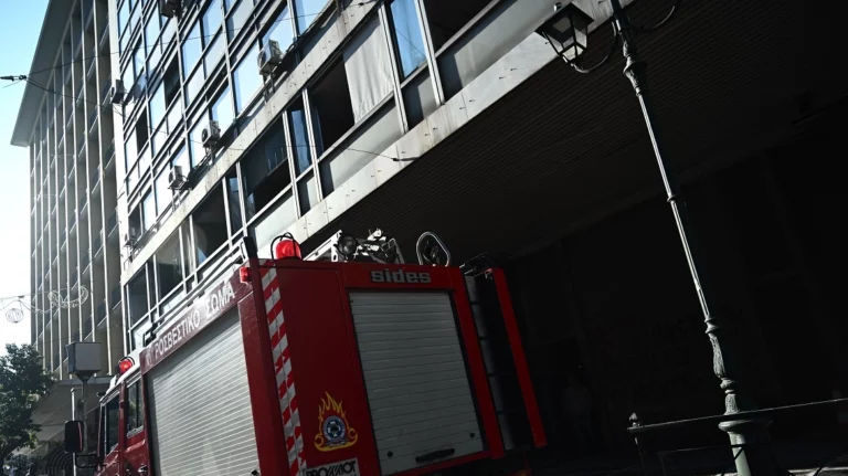 Λειτουργεί κανονικά το υπουργείο Εργασίας μετά την έκρηξη βόμβας – Συναγερμός στην Αντιτρομοκρατική