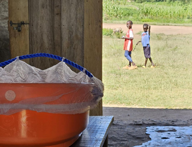 Μία «πράσινη» κούνια προστατεύει βρέφη και περιβάλλον στην Ουγκάντα (vid)