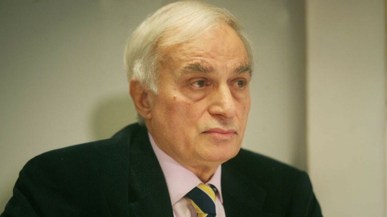 Στο νοσοκομείο με εγκαύματα μετά από φωτιά στο σπίτι τους ο Μανώλης Μαυρομμάτης και η σύζυγός του