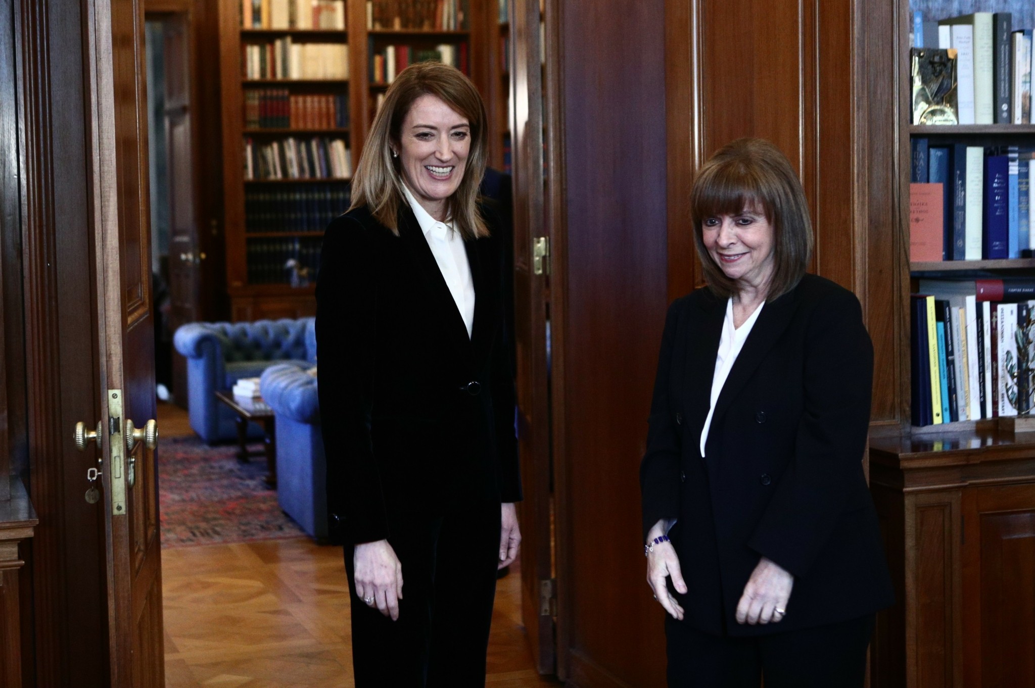 Στο Προεδρικό Μέγαρο η Μέτσολα – Σακελλαροπούλου: «Πανευρωπαϊκή δημοκρατική άσκηση οι ευρωεκλογές»