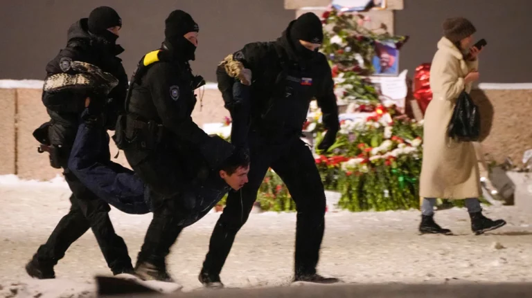 Ναβάλνι: 110 συλλήψεις στη Ρωσία μετά τον θάνατό του