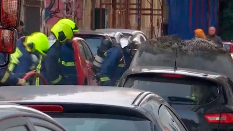 Φωτιά σε αυτοκίνητα στα Εξάρχεια – Αναφορές για έκρηξη