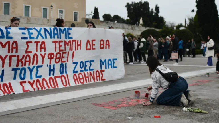 Τραγωδία στα Τέμπη: Φοιτητές έγραψαν ξανά ονόματα των 57 θυμάτων μπροστά στον Άγνωστο Στρατιώτη (tweets, pics +vids) (upd)
