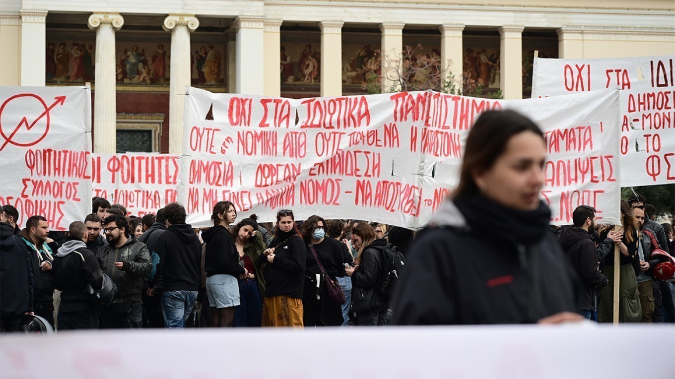 Στο Σύνταγμα μελισσοκόμοι, πορεία από ΠΟΕΔΗΝ, σε εξέλιξη το πανεκπαιδευτικό