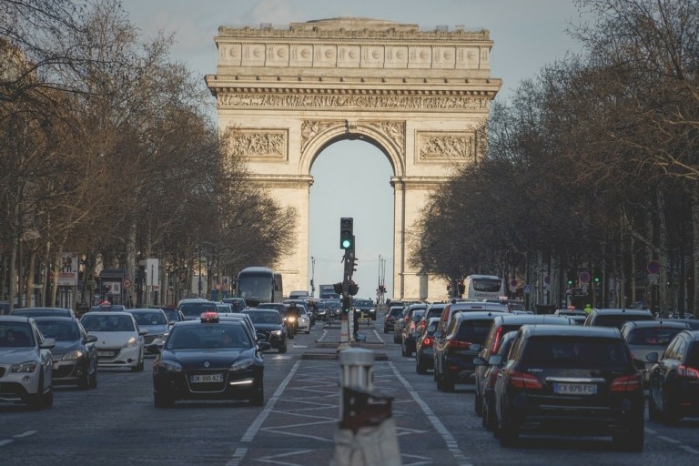 Τριπλασιάζονται στο Παρίσι τα τέλη στάθμευσης των SUV