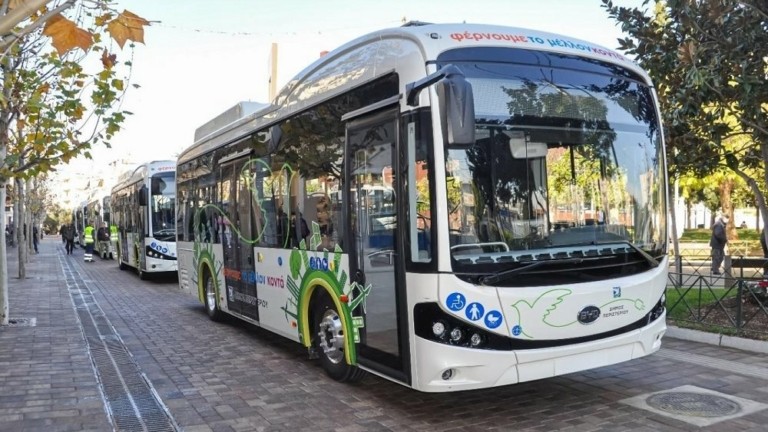 Η Πετρόπουλος παρέδωσε τα πέντε πρώτα ηλεκτρικά λεωφορεία της BYD στον δήμο Περιστερίου