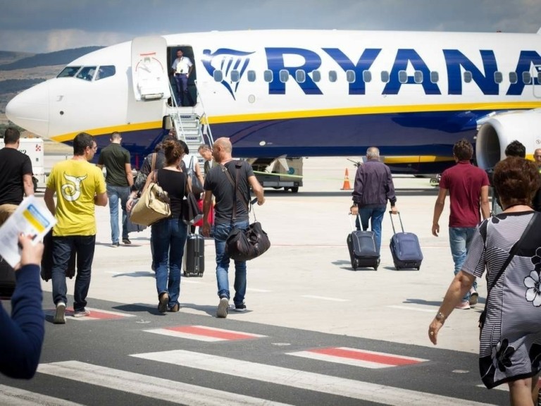 Η Ryanair προειδοποιεί για καλοκαιρινές περικοπές δρομολογίων και αυξήσεις εισιτηρίων λόγω… έλλειψης αεροσκαφών