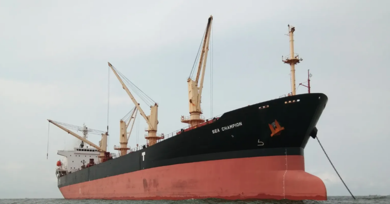 Ανθρωπιστική βοήθεια στην Υεμένη εκφορτώνει πλοίο υπό ελληνική σημαία που δέχθηκε επίθεση από τους Χούθι
