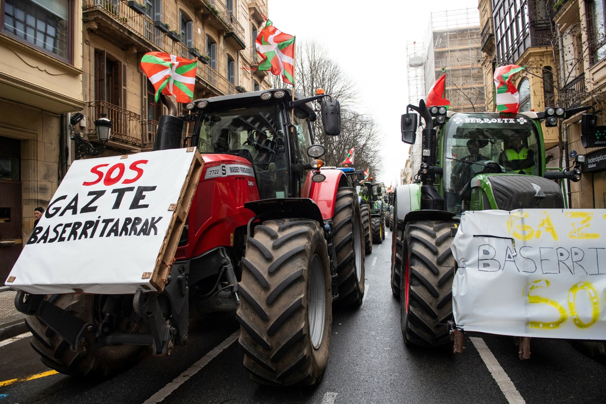 Ισπανοί αγρότες: Εκατοντάδες τρακτέρ συρρέουν στο κέντρο της Μαδρίτης