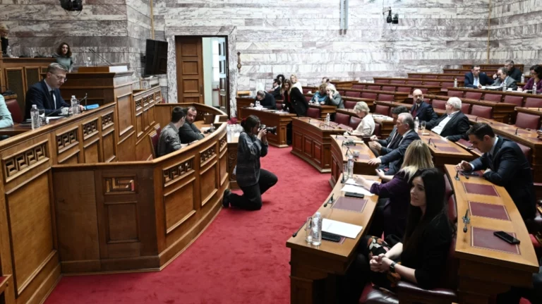 Γάμος ομόφυλων: Ποιοι είναι υπερ και ποιοι έχουν επιφυλάξεις – Δεύτερη ημέρα διαβουλεύσεων