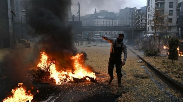 Βρυξέλλες: Επεισόδια μεταξύ αγορών και αστυνομικών – 600 τρακτέρ στο κέντρο της πόλης (tweets + vid)