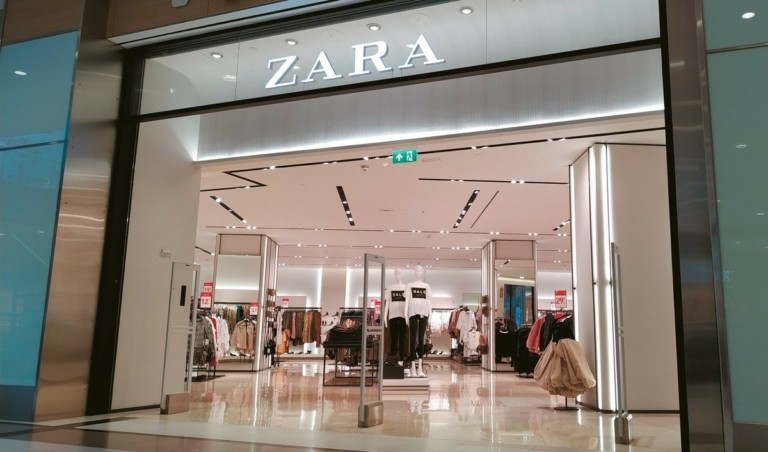 Η Zara «σβήνει» τριάντα «κεράκια» στην Ελλάδα, προχωρά σε νέες επενδύσεις και κάνει αυξήσεις στους μισθούς