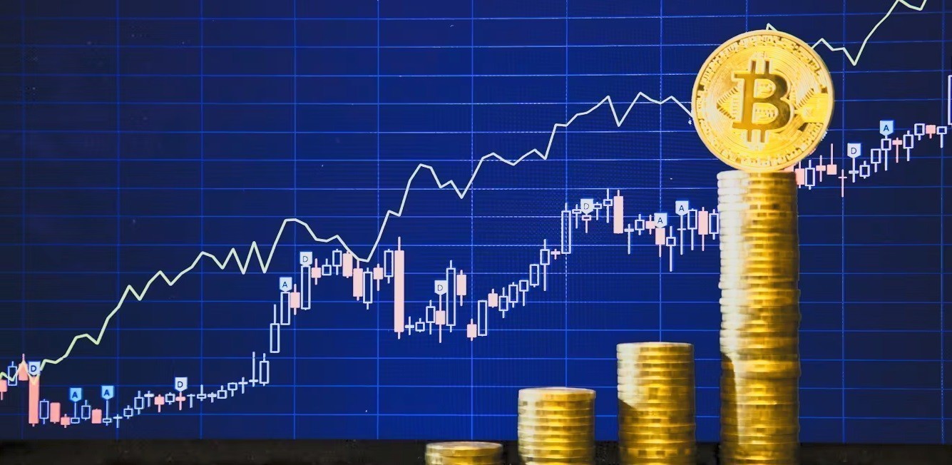 Φρενίτιδα με το bitcoin: Σκαρφάλωσε σε υψηλό διετίας, πώς θα μπορούσε να φτάσει τα $80.000
