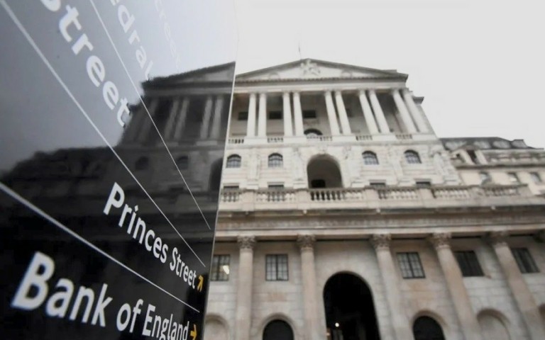 Οι επενδυτές προσδοκούν πως η ΒοΕ μπορεί να μειώσει τα επιτόκιά της πριν από τη Fed ή την ΕΚΤ (γράφημα)