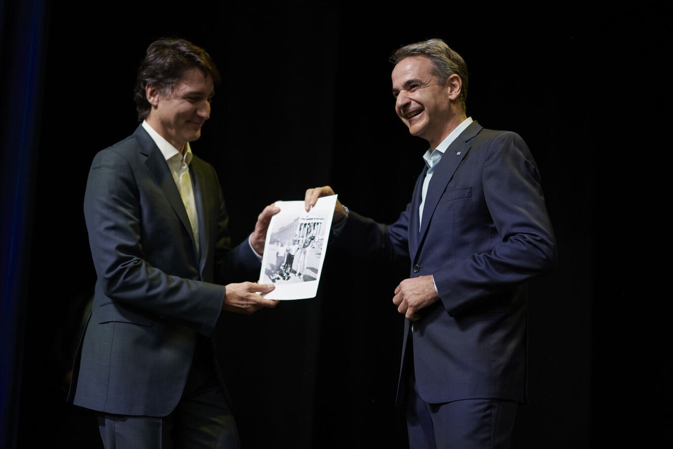 O Μητσοτάκης δώρισε στον Τριντό φωτογραφία του από την επίσκεψή του στην Ακρόπολη όταν ήταν παιδί