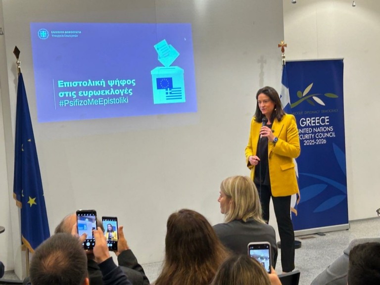 Κεραμέως: Σε ΗΠΑ και Καναδά για την επιστολική ψήφο