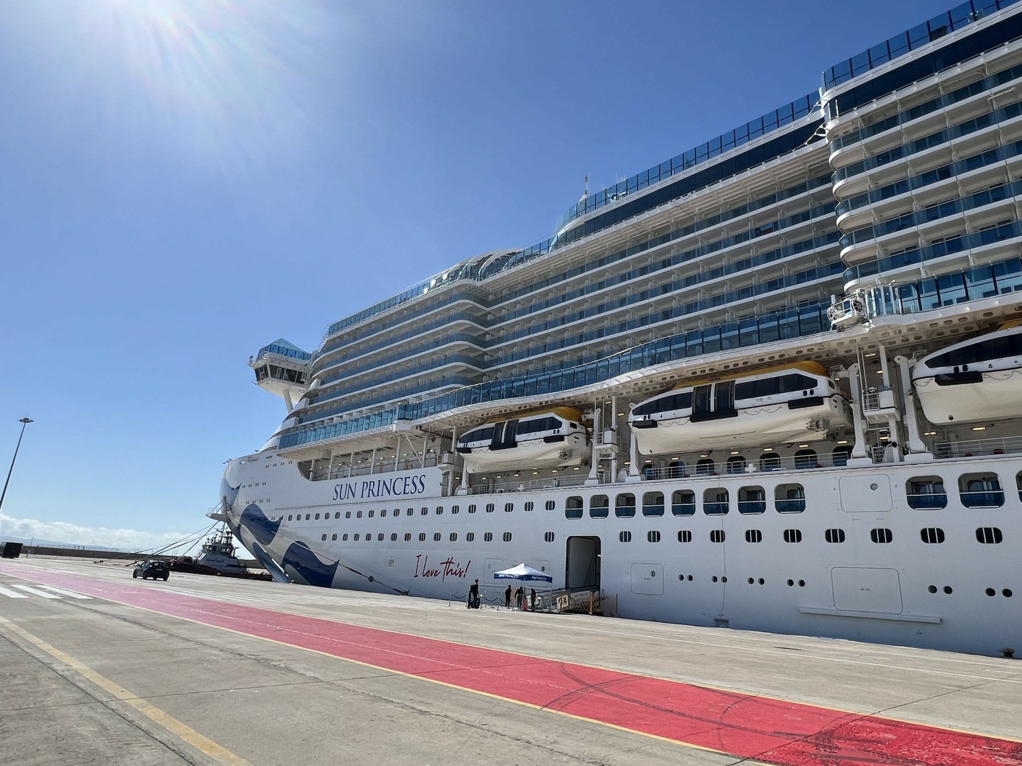 Το νεότευκτο και οικολογικό – LNG κρουαζιερόπλοιο Sun Princess κατέπλευσε στο λιμάνι του Πειραιά (pics)
