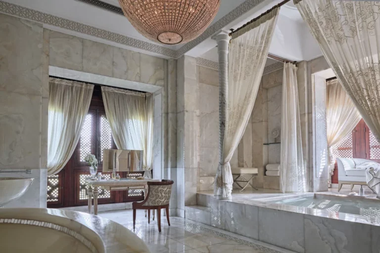 Πώς είναι η εμπειρία στη βασιλική χλιδή του πιο μεγαλοπρεπούς ξενοδοχείου στο Μαρόκο