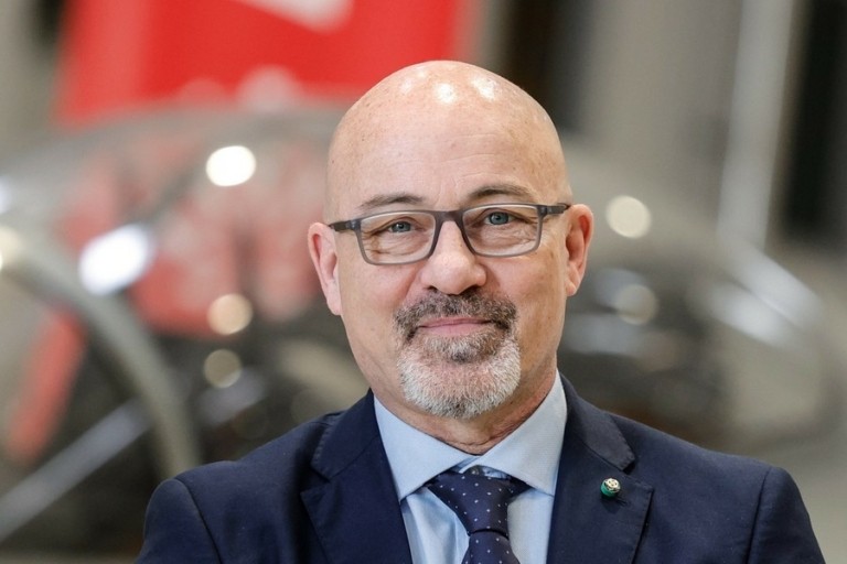 Τσινγκολάνι (CEO Leonardo): «Η ηλιθιότητα είναι μεγαλύτερη απειλή από την τεχνητή νοημοσύνη»